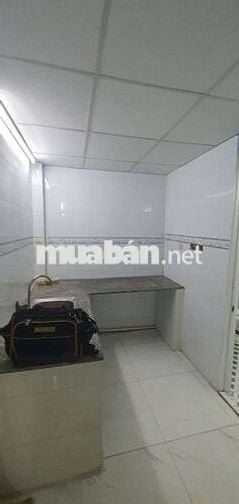Cho thuê nhà ngay vong xoay Âu Cơ Lê Đại Hành, dt: 3,5x12m trệt gác