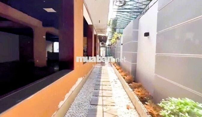 Mặt bằng kinh doanh rộng 275m² gần trung tâm thương mại Gigamall
