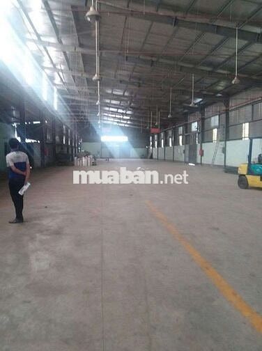 Xưởng sản xuất lớn trục đường chính