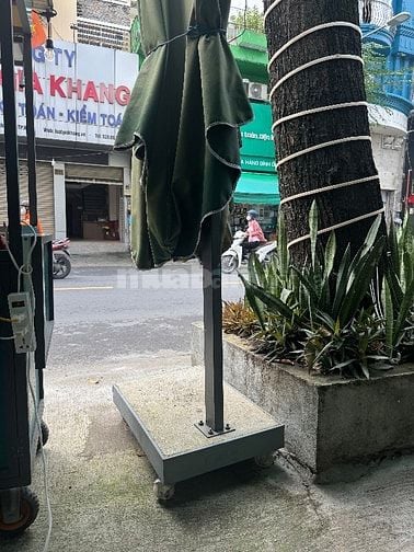 Dù chân bê tông chắc chắn, mái rộng che mưa nắng