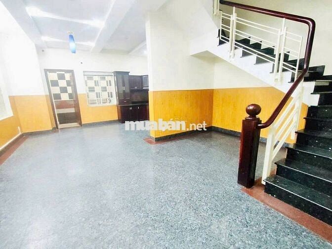 Cho thuê nhà mặt tiền đường Nguyễn Hồng Đào, dt 4x18 trệt 3 lầu