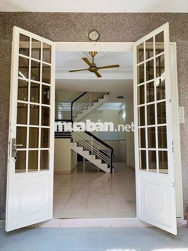 Nhà 2 tầng cho thuê rẻ, 11tr/tháng, mặt tiền ngay khu Độc Lập, chủ dễ