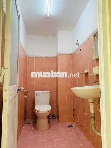 Nhà 2 tầng cho thuê rẻ, 11tr/tháng, mặt tiền ngay khu Độc Lập, chủ dễ