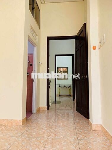 Nhà 2 tầng cho thuê rẻ, 11tr/tháng, mặt tiền ngay khu Độc Lập, chủ dễ