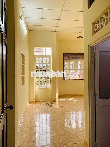 Nhà 2 tầng cho thuê rẻ, 11tr/tháng, mặt tiền ngay khu Độc Lập, chủ dễ