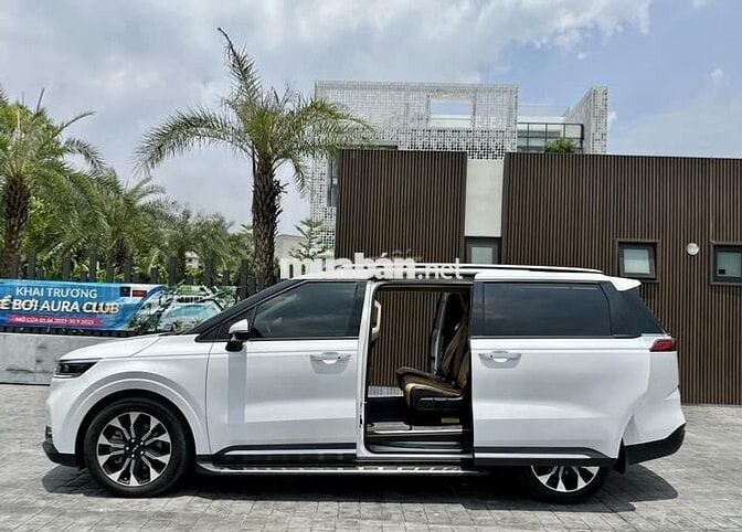 Kia Carnival 2023 Premium 2.2D 8S - 70,000 km.