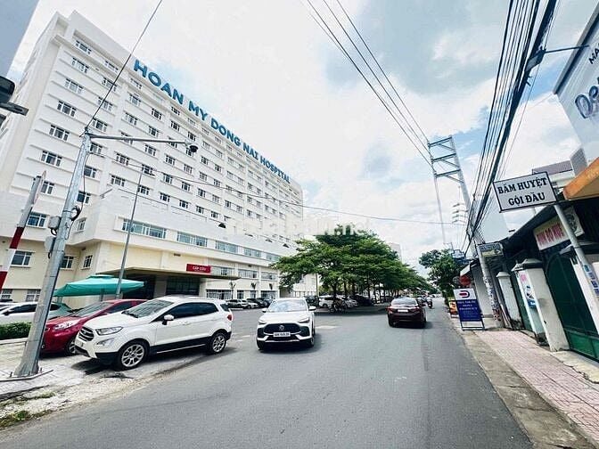 mặt tiền gần bệnh viện hoàn mỹ quốc tế tôi bán