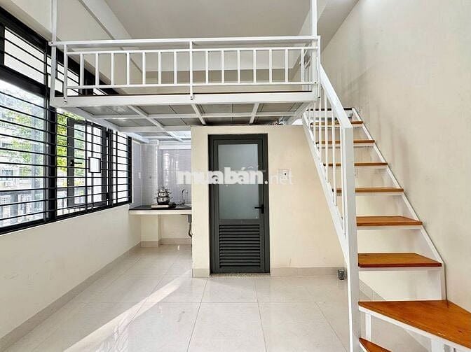 Gác lửng ban công siêu thoáng mát tại Thép Mới ngay chợ Hoàng Hoa Thám
