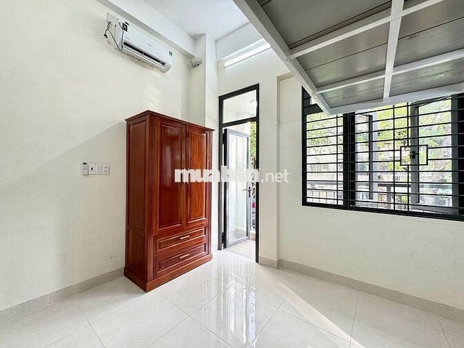 Gác lửng ban công siêu thoáng mát tại Thép Mới ngay chợ Hoàng Hoa Thám