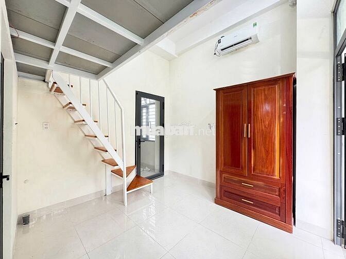 Gác lửng ban công siêu thoáng mát tại Thép Mới ngay chợ Hoàng Hoa Thám