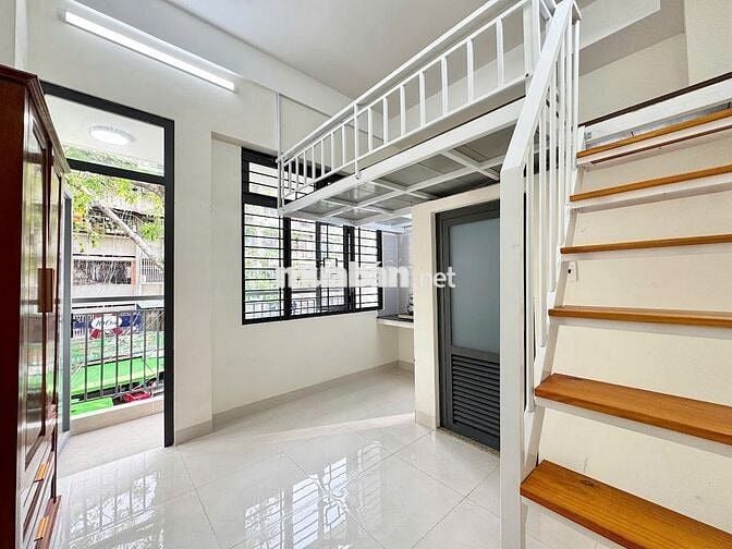 Gác lửng ban công siêu thoáng mát tại Thép Mới ngay chợ Hoàng Hoa Thám