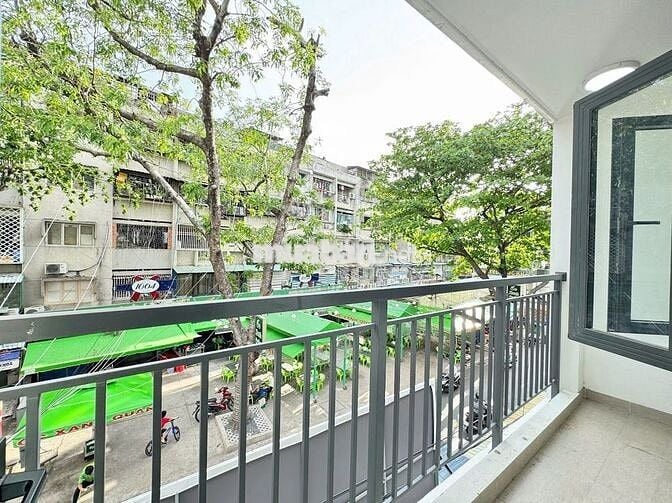 Gác lửng ban công siêu thoáng mát tại Thép Mới ngay chợ Hoàng Hoa Thám