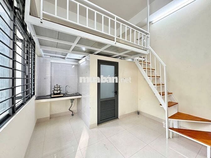 Gác lửng ban công siêu thoáng mát tại Thép Mới ngay chợ Hoàng Hoa Thám