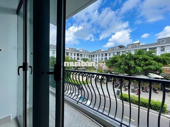 Văn phòng 25m2 Vạn Phúc, ngăn sẵn 2 phòng, máy lạnh hầm xe. Chỉ 7,5 tr