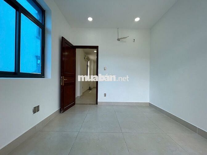 Văn phòng 25m2 Vạn Phúc, ngăn sẵn 2 phòng, máy lạnh hầm xe. Chỉ 7,5 tr