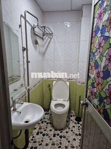Cho thuê nhà sát trường Nguyễn Trung Trực LTRiêng 4x11 1 lầu 2PN 2WC