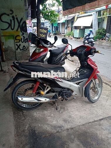 Xe máy Honda màu đỏ, chất liệu kim loại, nhựa