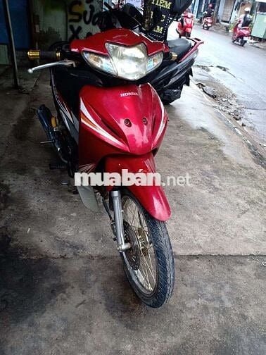 Xe máy Honda màu đỏ, chất liệu kim loại, nhựa