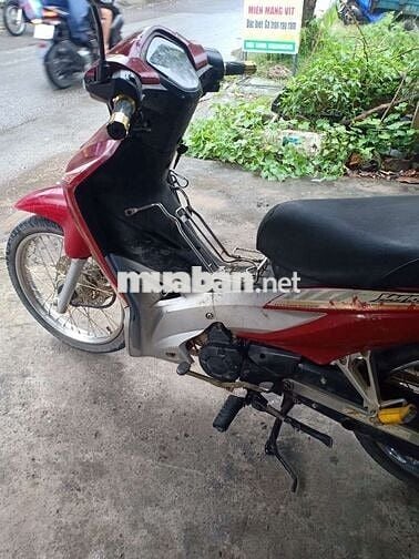 Xe máy Honda màu đỏ, chất liệu kim loại, nhựa