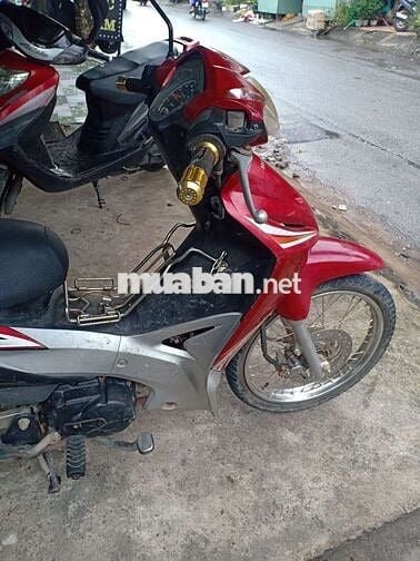 Xe máy Honda màu đỏ, chất liệu kim loại, nhựa