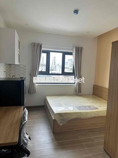 studio cửa sổ lớn thoáng mát full nội thất