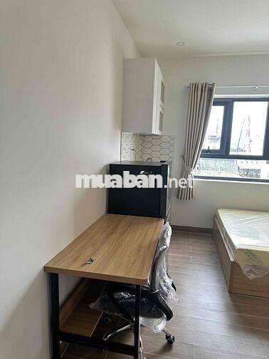 studio cửa sổ lớn thoáng mát full nội thất
