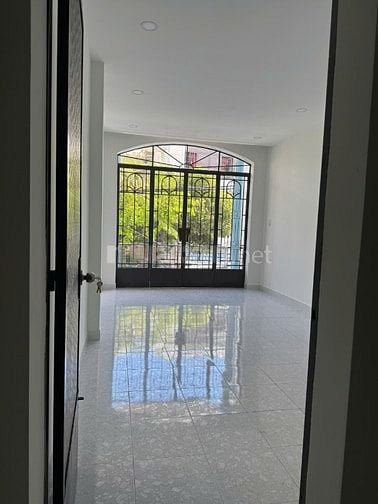 Cho thuê nhà mặt tiền đường Lạc Long Quân