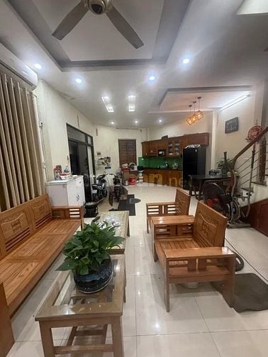 Bán nhà phố Ngọc Lâm 43m²x 3 Tầng , trung tâm phố , Giá 9,8 tỷ 