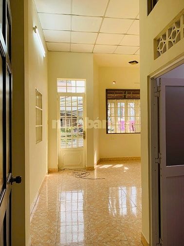 Nhà 2 tầng cho thuê rẻ, 11tr/tháng, mặt tiền ngay khu Độc Lập, 52m2