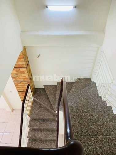 Nhà 2 tầng cho thuê rẻ, 11tr/tháng, mặt tiền ngay khu Độc Lập, 52m2
