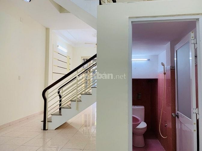 Nhà 2 tầng cho thuê rẻ, 11tr/tháng, mặt tiền ngay khu Độc Lập, 52m2