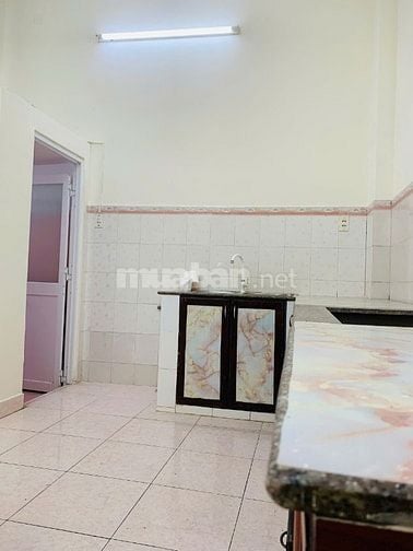 Nhà 2 tầng cho thuê rẻ, 11tr/tháng, mặt tiền ngay khu Độc Lập, 52m2