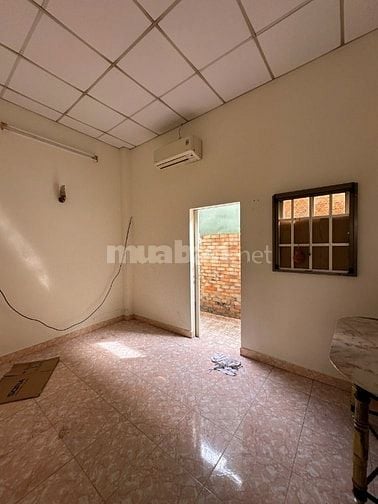 Nhà 2 tầng cho thuê rẻ, 11tr/tháng, mặt tiền ngay khu Độc Lập, 52m2