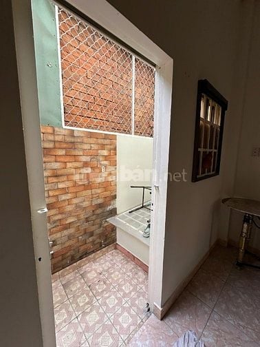 Nhà 2 tầng cho thuê rẻ, 11tr/tháng, mặt tiền ngay khu Độc Lập, 52m2