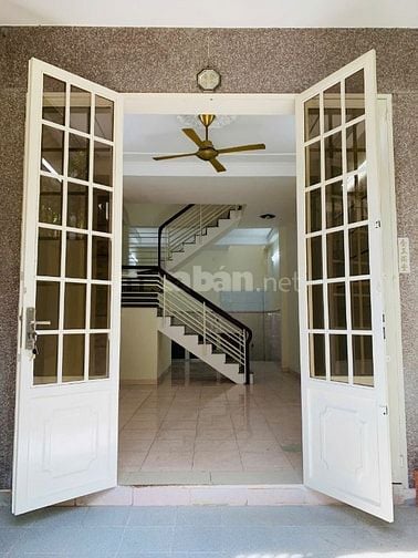 Nhà 2 tầng cho thuê rẻ, 11tr/tháng, mặt tiền ngay khu Độc Lập, 52m2