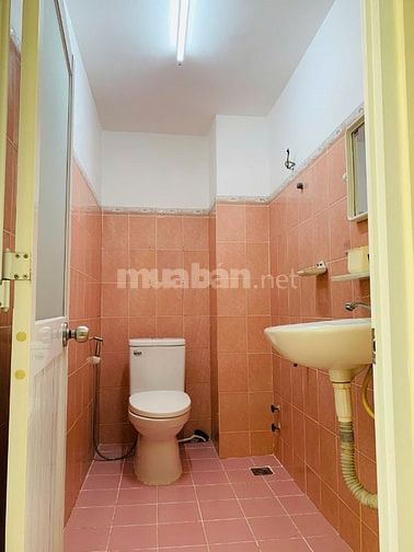 Nhà 2 tầng cho thuê rẻ, 11tr/tháng, mặt tiền ngay khu Độc Lập, 52m2