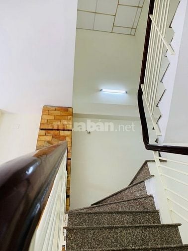 Nhà 2 tầng cho thuê rẻ, 11tr/tháng, mặt tiền ngay khu Độc Lập, 52m2