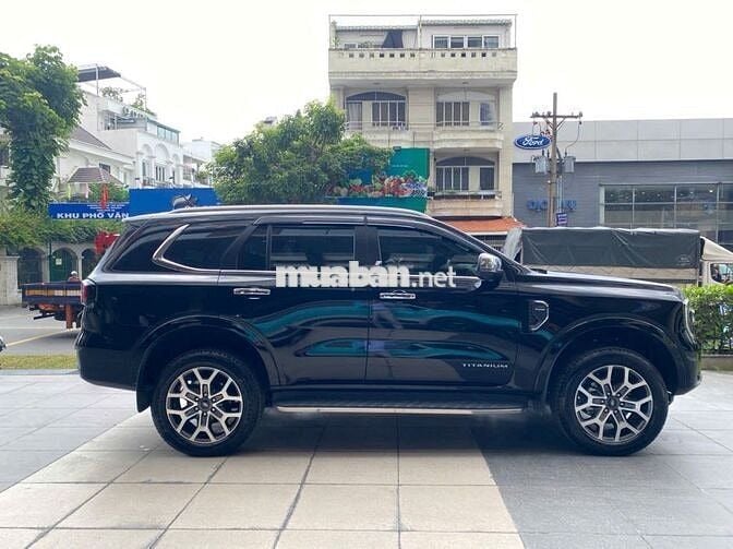 Ford Everest Titanium 2023 màu đen