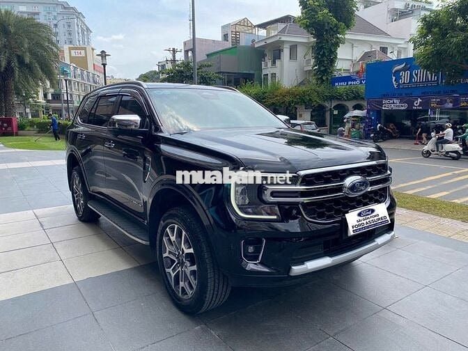 Ford Everest Titanium 2023 màu đen