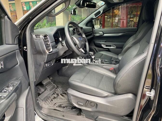 Ford Everest Titanium 2023 màu đen