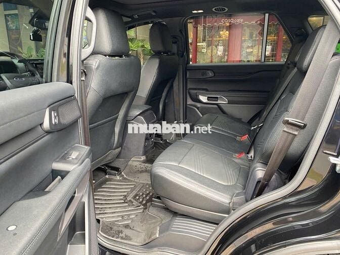 Ford Everest Titanium 2023 màu đen