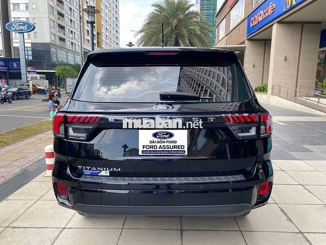 Ford Everest Titanium 2023 màu đen
