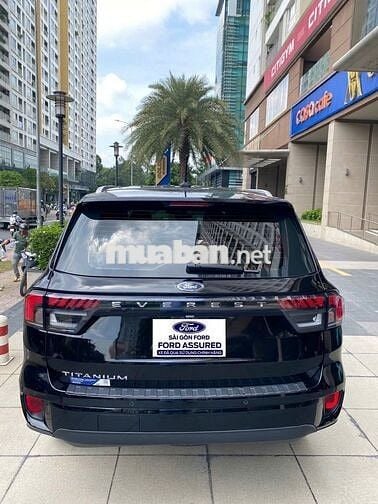 Ford Everest Titanium 2023 màu đen