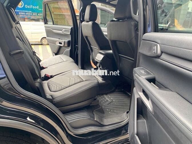Ford Everest Titanium 2023 màu đen