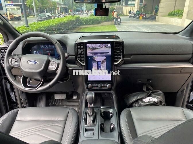 Ford Everest Titanium 2023 màu đen