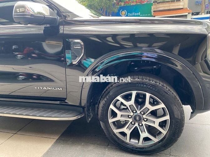 Ford Everest Titanium 2023 màu đen