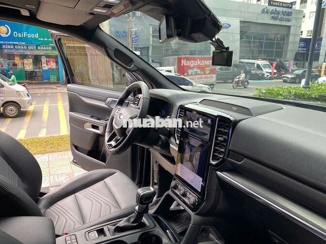 Ford Everest Titanium 2023 màu đen