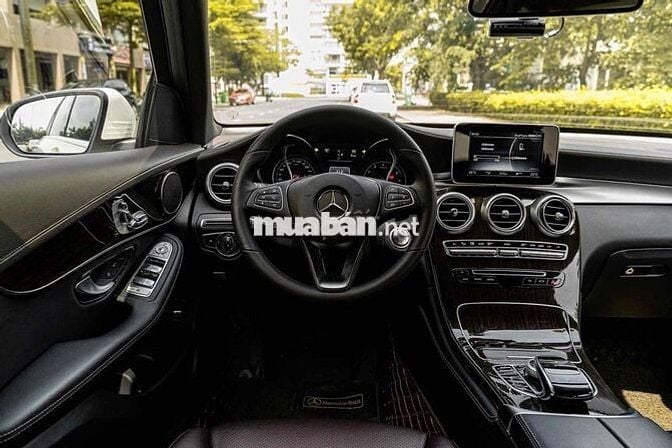 GLC200 Sx 2019 màu trắng nội thất nâu đẹp xuất sắc
