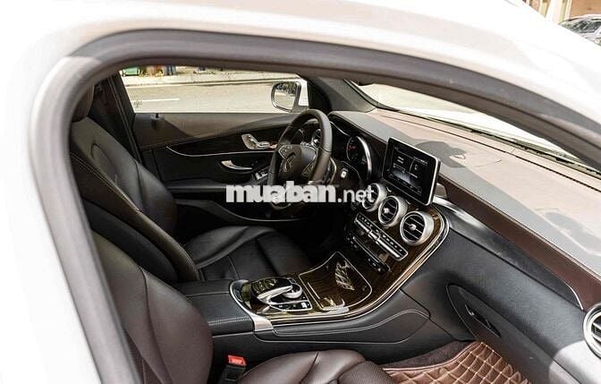 GLC200 Sx 2019 màu trắng nội thất nâu đẹp xuất sắc