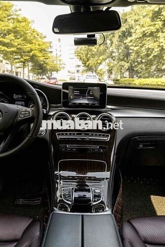 GLC200 Sx 2019 màu trắng nội thất nâu đẹp xuất sắc
